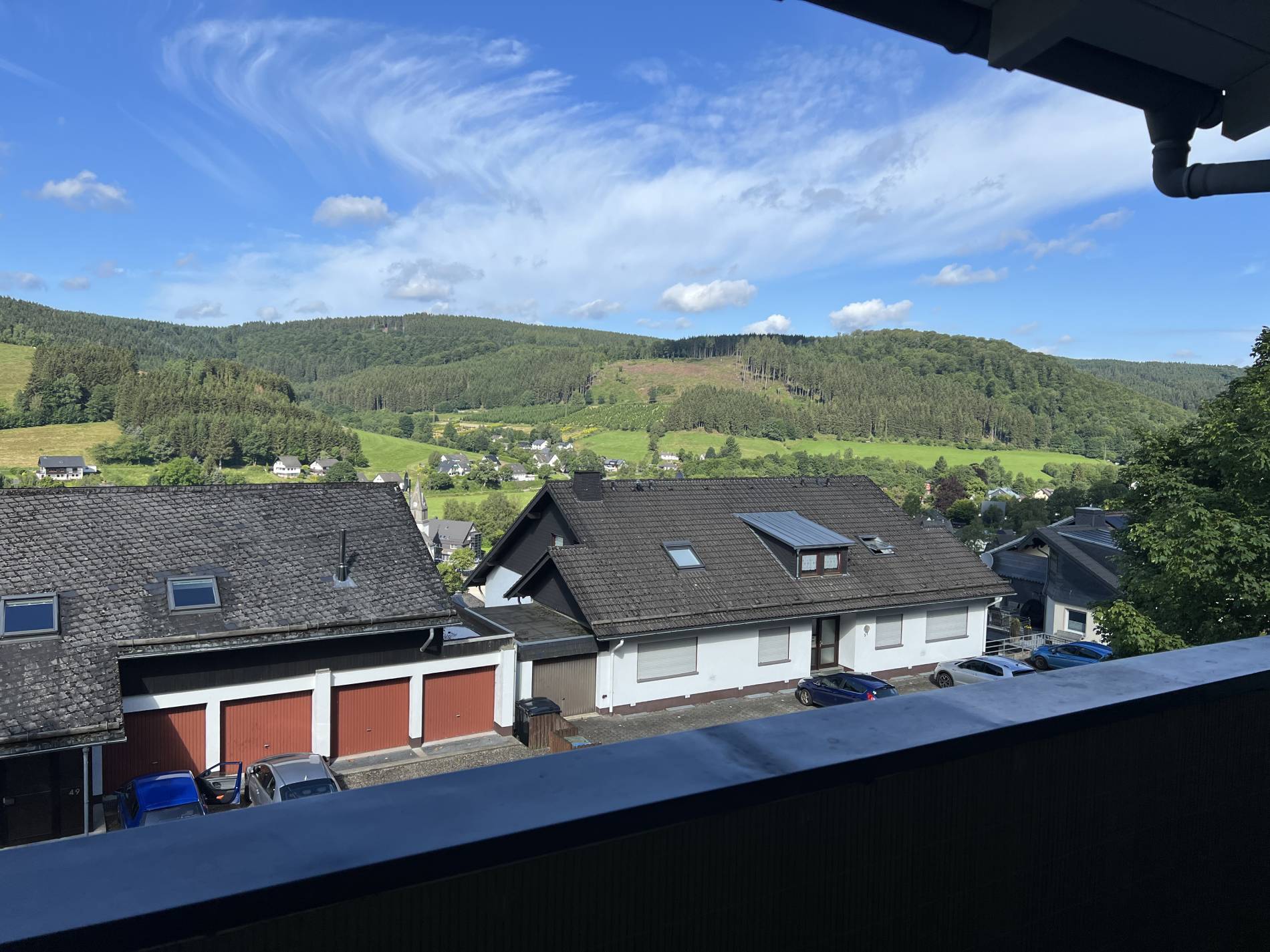 Grüne Hügel und Wälder im Sommer