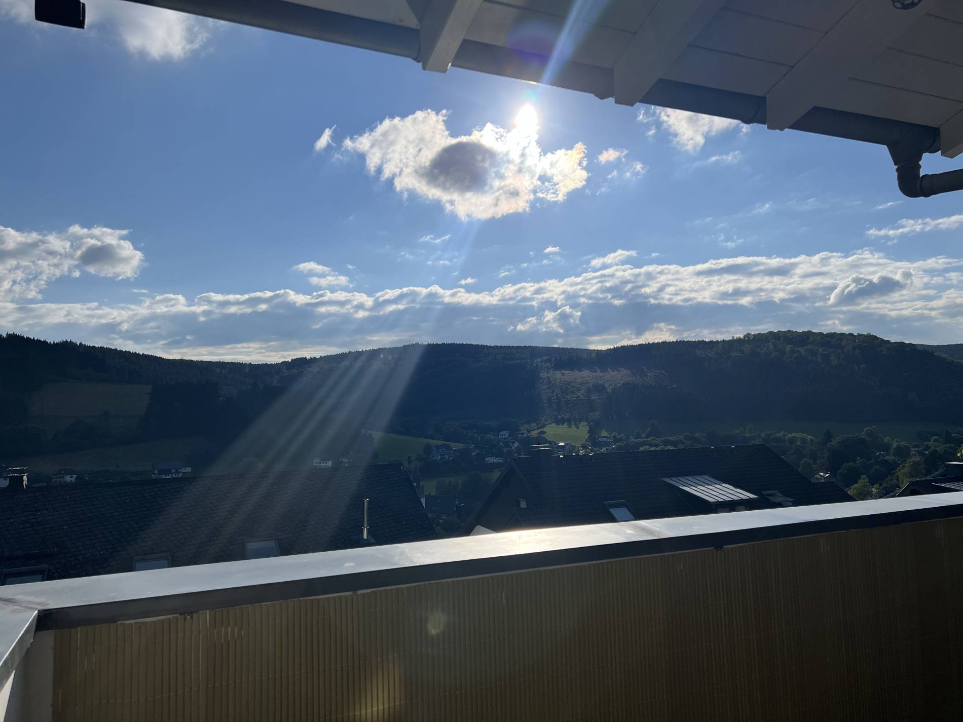 Weiter Blick über die grünen Hügel und Wälder rund um Winterberg