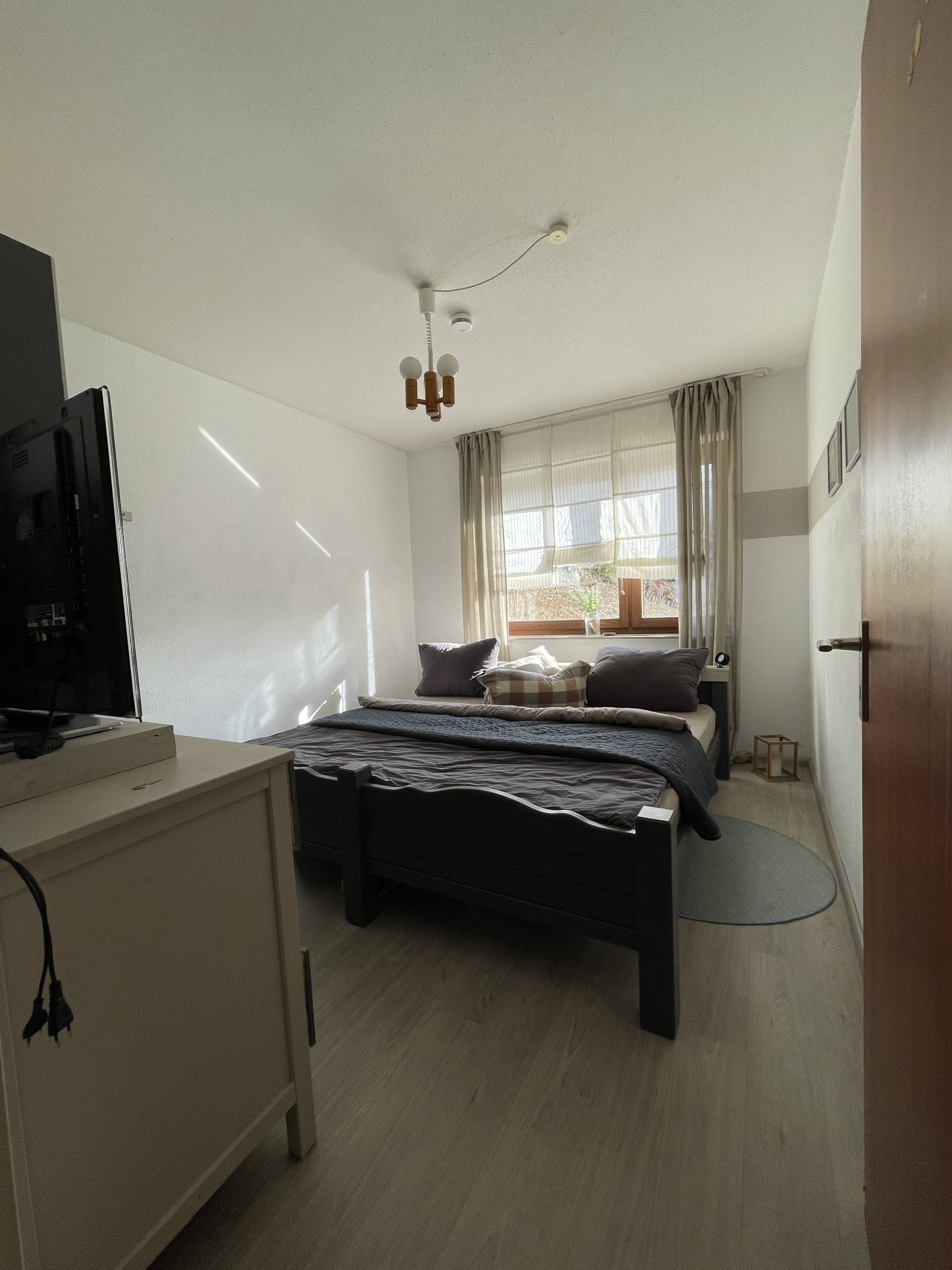 Helles Schlafzimmer mit weichen Kissen und Tageslicht
