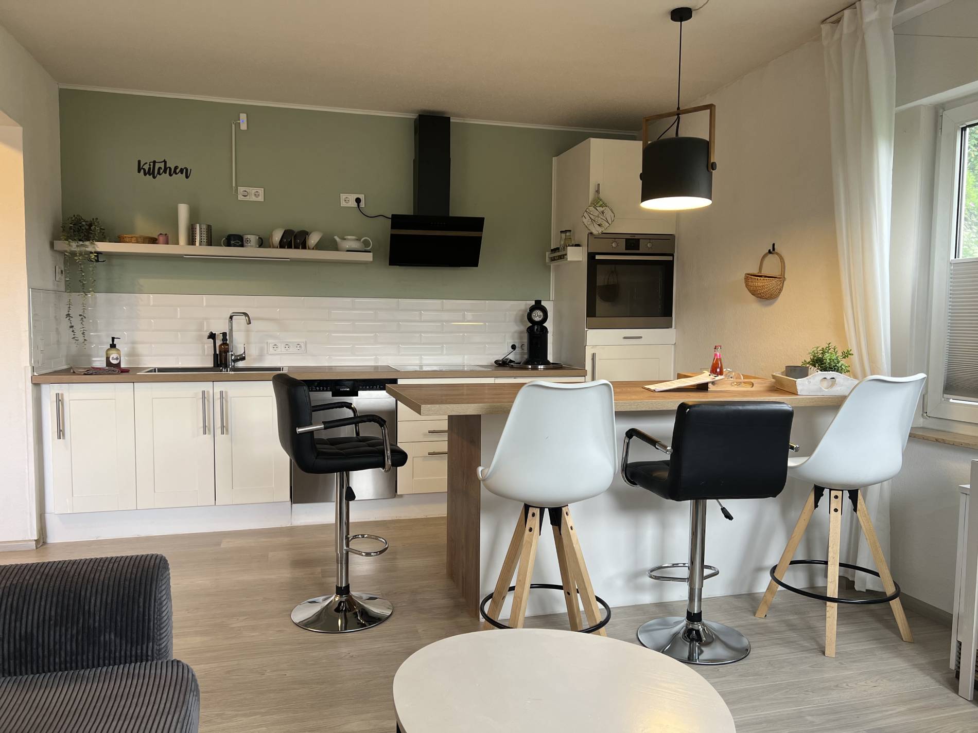 Helle Küche mit Naturholz und Salbeigrün
